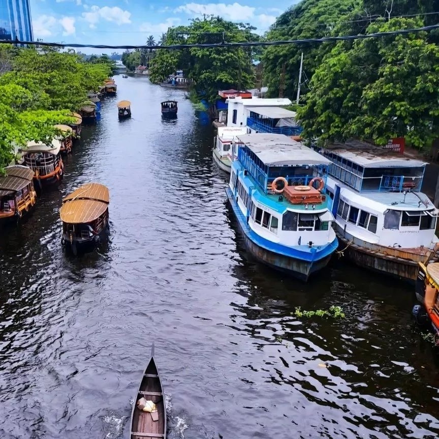 Punnamada_Lake_Kerala